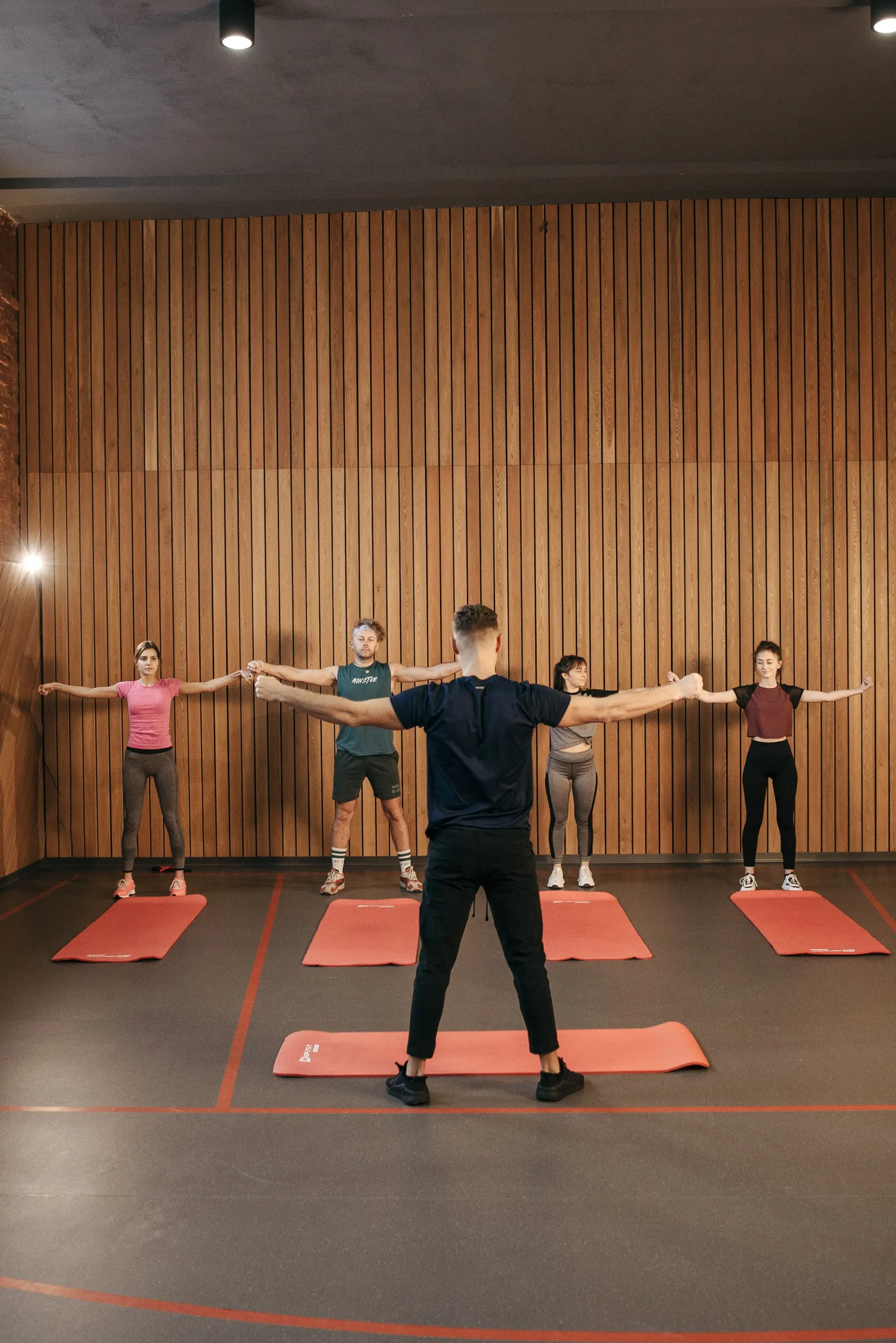 Invalkracht personal trainer aan het werk in een gym